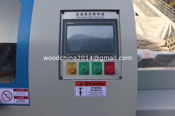 منخفضة الكفاءة العالية العاملة الثابتة الخشبية الصلبة تلقائية قطع المنشار 600mm مع 11kw / 15hp 5-30m / min