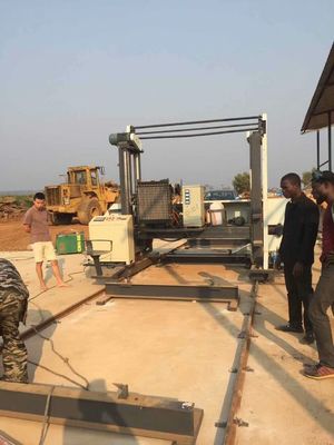80HP محرك الديزل تعمل بهدف العمل الثقيل أفقي الشريط منشار للعمل على الخشب
